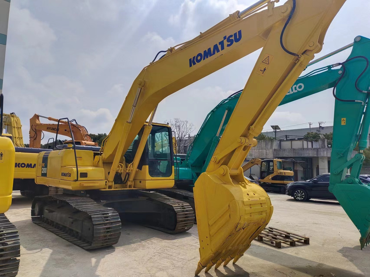 KOMATSU PC200-7 - 크롤러 굴삭기 : 사진 1 KOMATSU PC200-7 - 크롤러 굴삭기 : 사진 1