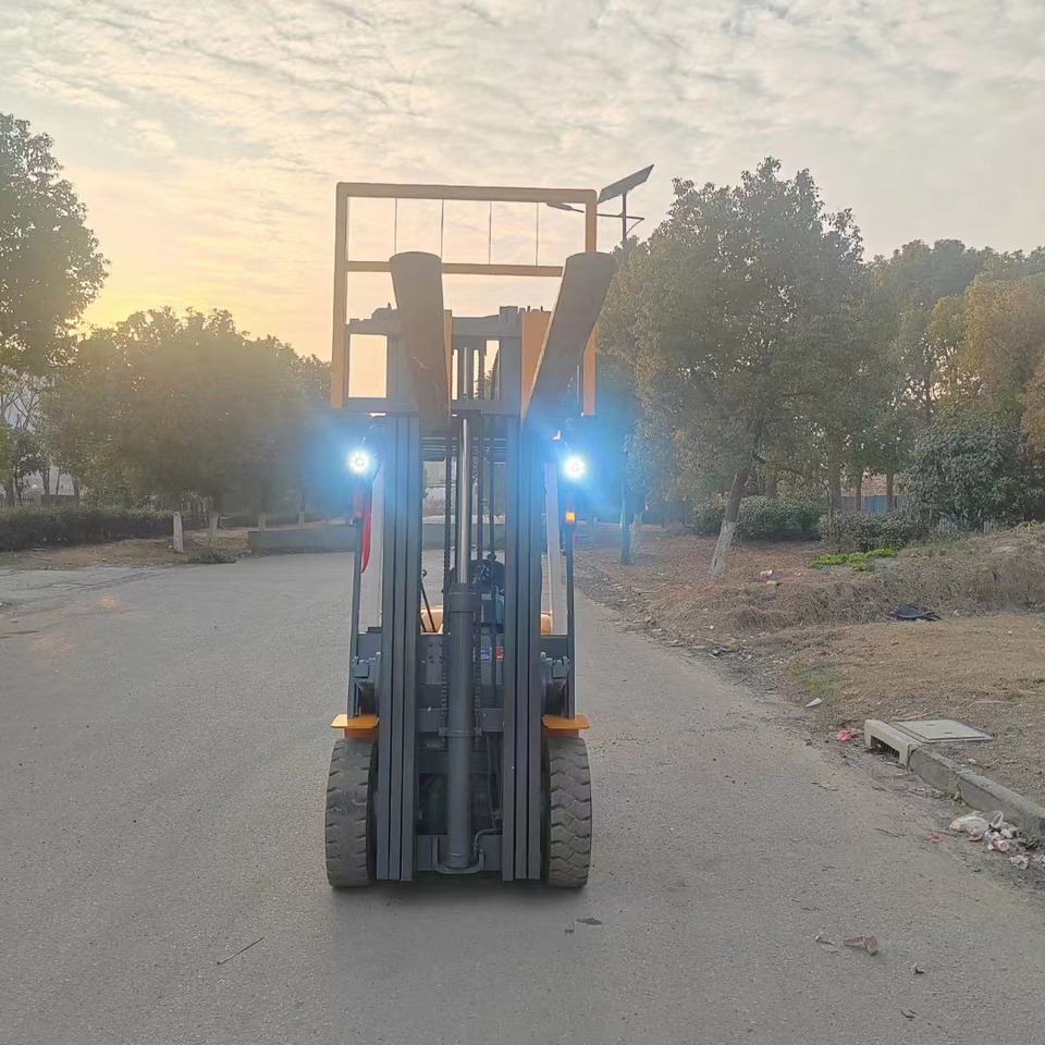 TCM FD30 diesel ISUZU engine forklift from Japan - 디젤 지게차 : 사진 4 TCM FD30 diesel ISUZU engine forklift from Japan - 디젤 지게차 : 사진 4