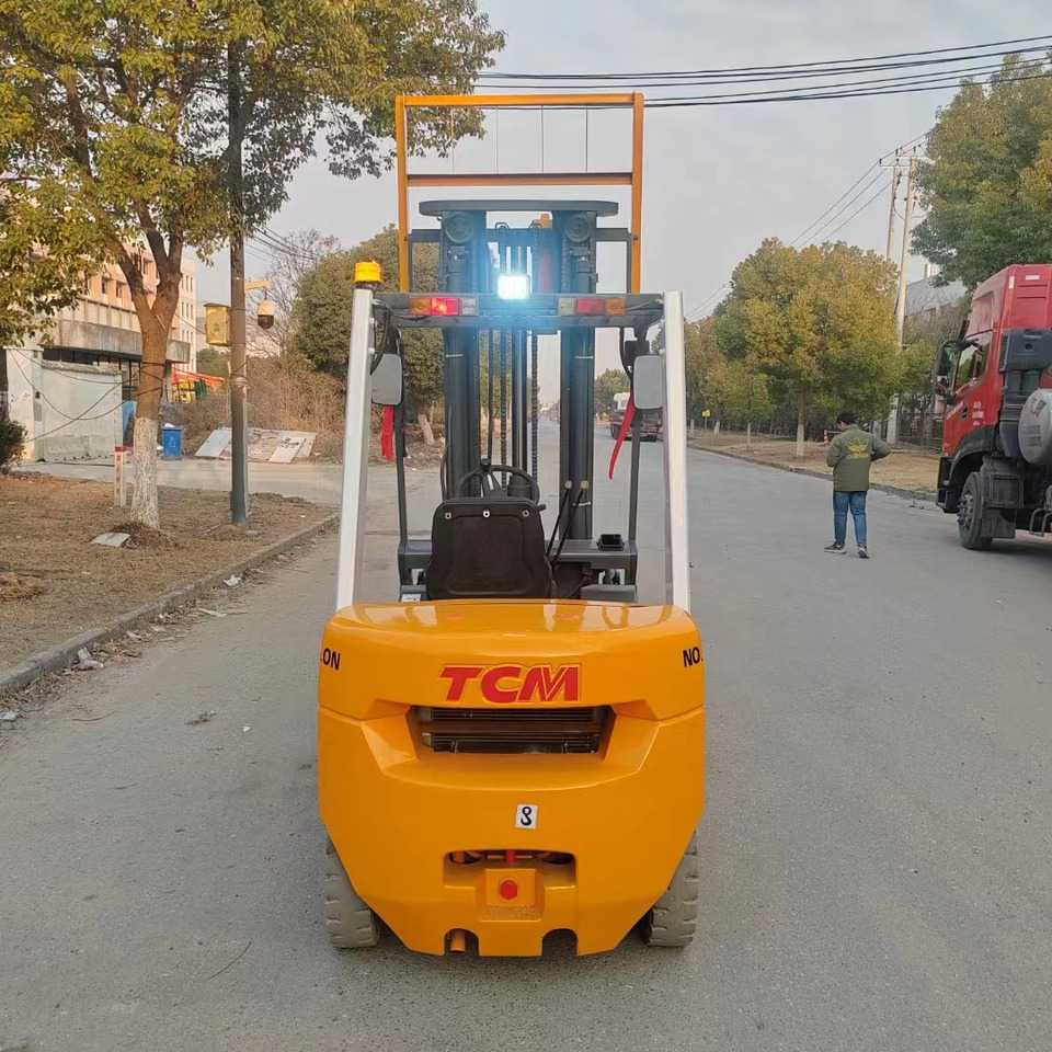 TCM FD30 diesel ISUZU engine forklift from Japan - 디젤 지게차 : 사진 2 TCM FD30 diesel ISUZU engine forklift from Japan - 디젤 지게차 : 사진 2