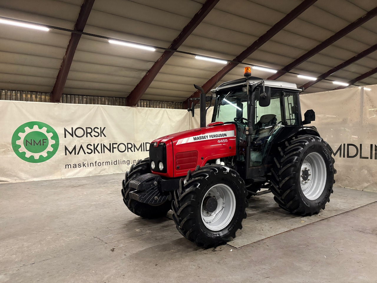 Massey Ferguson 4455 - 장궤형 트랙터 : 사진 1 Massey Ferguson 4455 - 장궤형 트랙터 : 사진 1