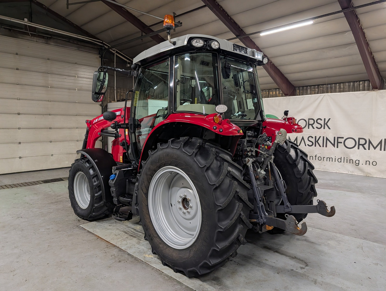 Massey Ferguson 5712S - 장궤형 트랙터 : 사진 3 Massey Ferguson 5712S - 장궤형 트랙터 : 사진 3