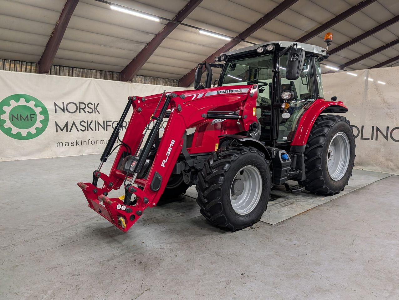 Massey Ferguson 5712S - 장궤형 트랙터 : 사진 1 Massey Ferguson 5712S - 장궤형 트랙터 : 사진 1