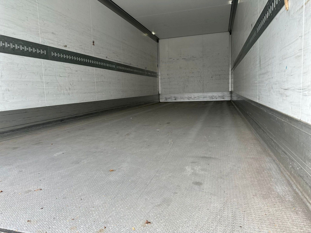 박스 트럭 Mercedes-Benz Antos 1830+Isolierkoffer : 사진 13 박스 트럭 Mercedes-Benz Antos 1830+Isolierkoffer : 사진 13