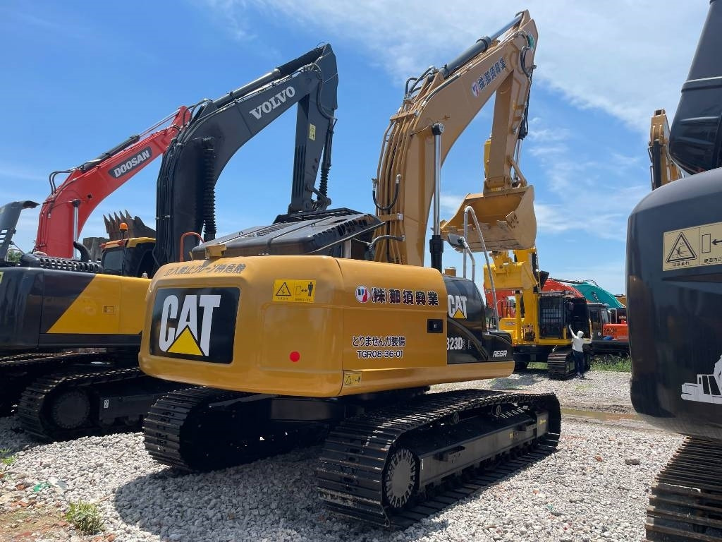 CAT 323D2 - 크롤러 굴삭기 : 사진 1 CAT 323D2 - 크롤러 굴삭기 : 사진 1