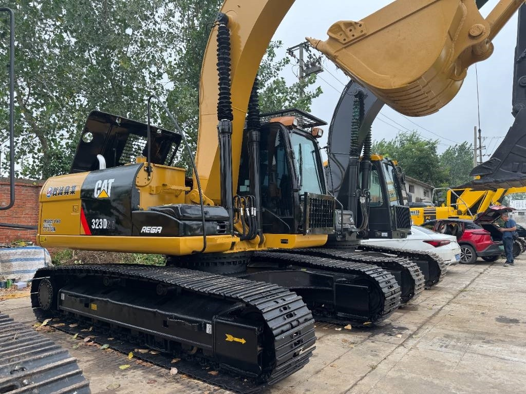CAT 323D2 - 크롤러 굴삭기 : 사진 4 CAT 323D2 - 크롤러 굴삭기 : 사진 4