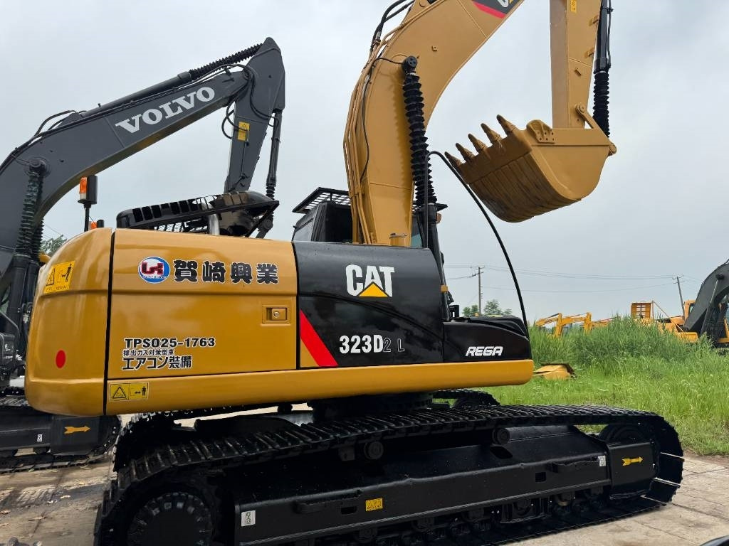 CAT 323D2 - 크롤러 굴삭기 : 사진 2 CAT 323D2 - 크롤러 굴삭기 : 사진 2