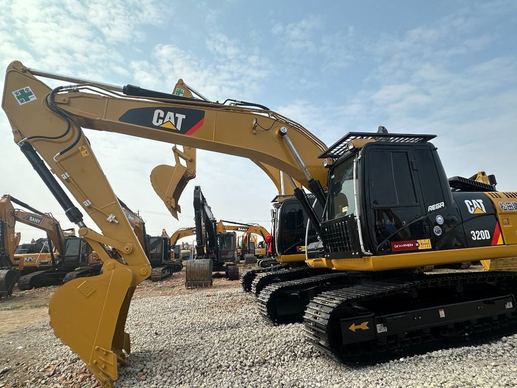 CAT CAT320D2 - 크롤러 굴삭기 : 사진 2 CAT CAT320D2 - 크롤러 굴삭기 : 사진 2