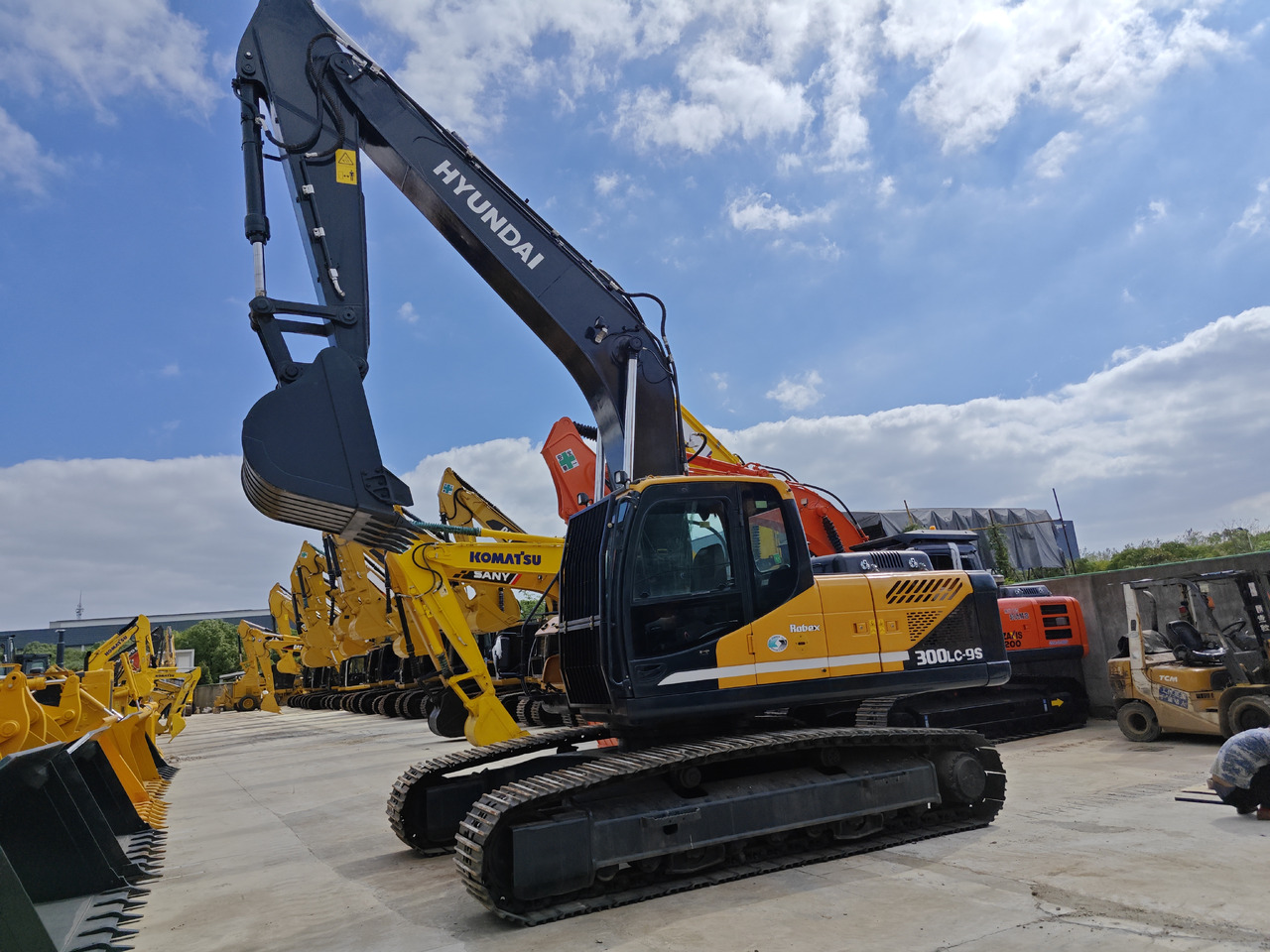 HYUNDAI R300LC-9S - 크롤러 굴삭기 : 사진 2 HYUNDAI R300LC-9S - 크롤러 굴삭기 : 사진 2