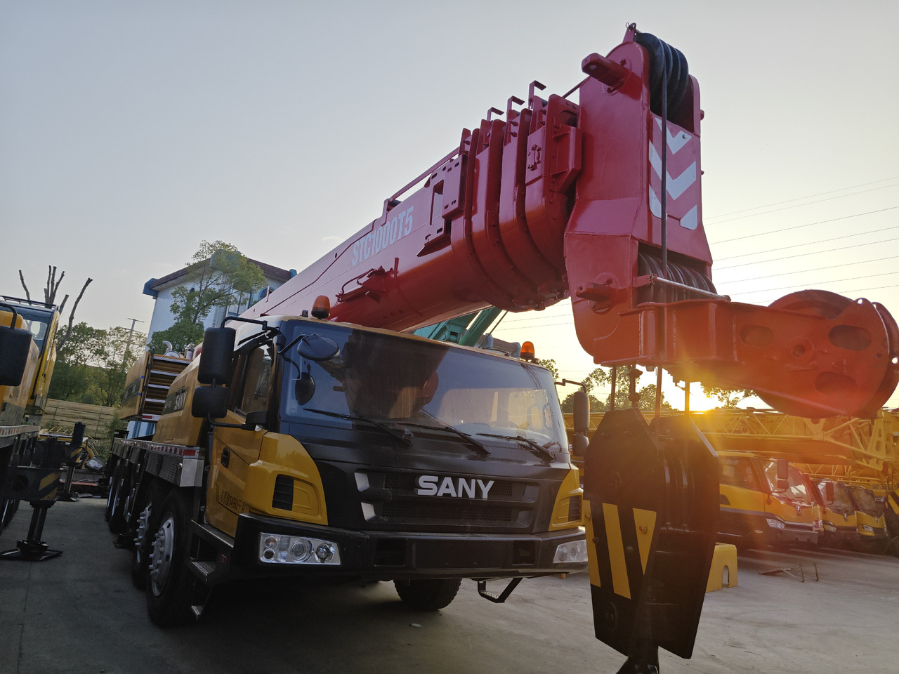SANY STC1000 100TON TRUCK CRANE - 전천후 지형 크레인 : 사진 1 SANY STC1000 100TON TRUCK CRANE - 전천후 지형 크레인 : 사진 1
