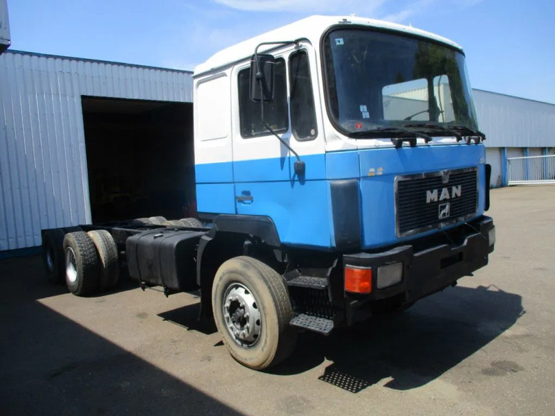 MAN 26.402 25.402 , ZF manual , 6x4 , Sping suspension - 캡 새시 트럭 : 사진 4 MAN 26.402 25.402 , ZF manual , 6x4 , Sping suspension - 캡 새시 트럭 : 사진 4