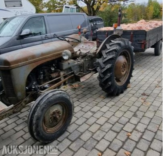장궤형 트랙터, 덤프 트레일러 1954 Massey ferguson TEA bensin med tipphenger : 사진 1