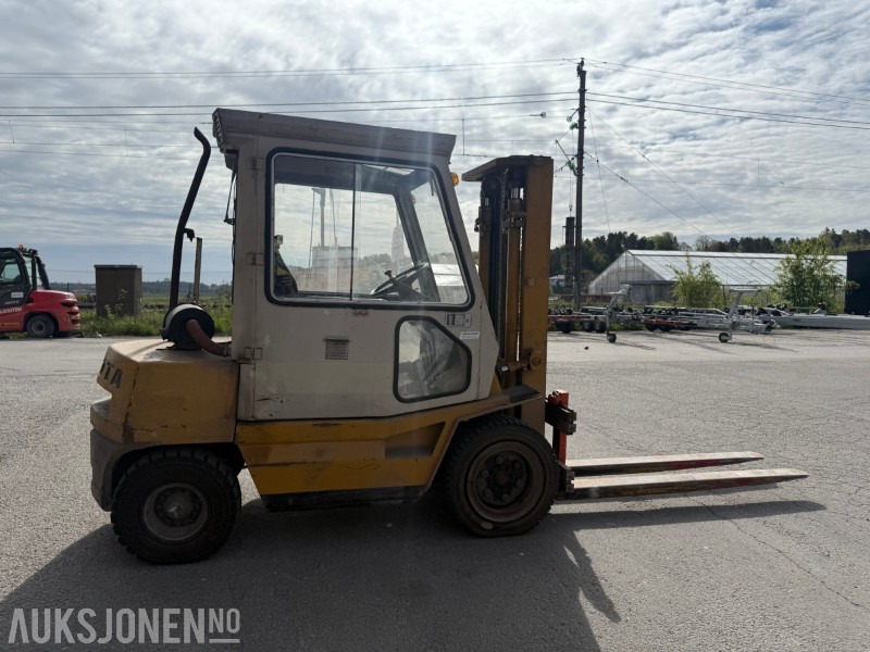 1986 Toyota 3FD-30 truck med sideforskyver - 자재 취급 장비 : 사진 4 1986 Toyota 3FD-30 truck med sideforskyver - 자재 취급 장비 : 사진 4