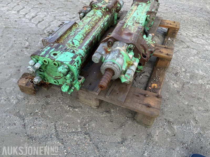 2 stk Montabert HC 110 bormaskiner - 부착물 건설기계 용 : 사진 2 2 stk Montabert HC 110 bormaskiner - 부착물 건설기계 용 : 사진 2