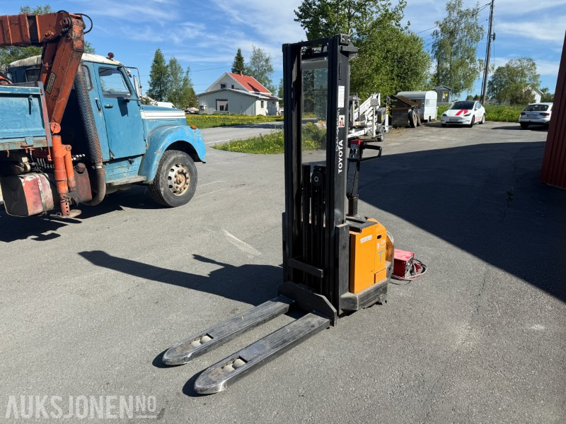 2001 Toyota SM12 F/1 Pallestabler med Batterilader STC 24/40 - 자재 취급 장비 : 사진 5 2001 Toyota SM12 F/1 Pallestabler med Batterilader STC 24/40 - 자재 취급 장비 : 사진 5