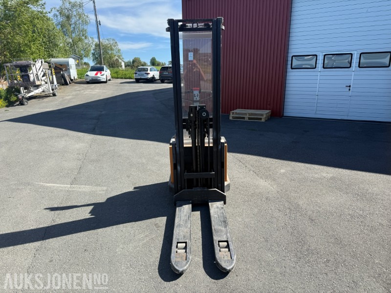 2001 Toyota SM12 F/1 Pallestabler med Batterilader STC 24/40 - 자재 취급 장비 : 사진 3 2001 Toyota SM12 F/1 Pallestabler med Batterilader STC 24/40 - 자재 취급 장비 : 사진 3