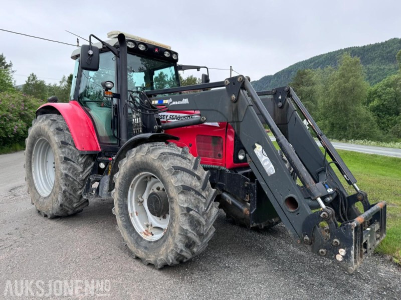 2004 Massey Ferguson 6480 Dynashift - Frontlaster med hydraulisk redskapslås - Fronthydraulikk - 40 km - Fjærende hytte - tredje funksjon - 장궤형 트랙터 : 사진 3 2004 Massey Ferguson 6480 Dynashift - Frontlaster med hydraulisk redskapslås - Fronthydraulikk - 40 km - Fjærende hytte - tredje funksjon - 장궤형 트랙터 : 사진 3