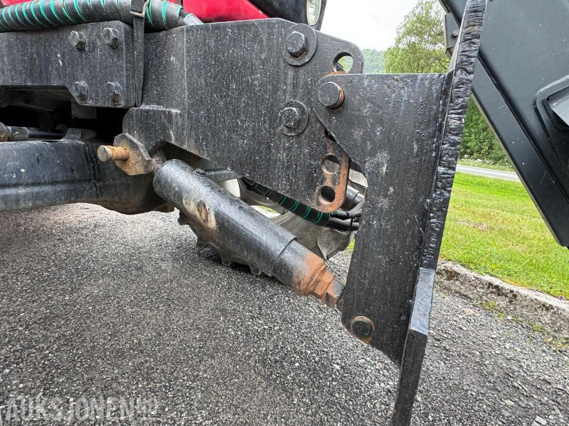 장궤형 트랙터 2004 Massey Ferguson 6480 Dynashift - Frontlaster med hydraulisk redskapslås - Fronthydraulikk - 40 km - Fjærende hytte - tredje funksjon : 사진 50