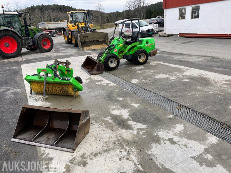 2009 AVANT 750 MINILASTER | 2 SKUFFER | AVANT 1500 KOST | PALLEGAFLER | 3267 TIMER - 스키드 스티어 로더 : 사진 1 2009 AVANT 750 MINILASTER | 2 SKUFFER | AVANT 1500 KOST | PALLEGAFLER | 3267 TIMER - 스키드 스티어 로더 : 사진 1