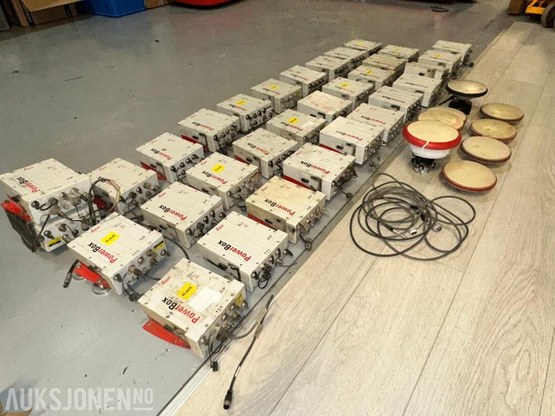 2011 32 stk Leica PowerBox GNSS-mottakere med 8 antenner - 부착물 건설기계 용 : 사진 1 2011 32 stk Leica PowerBox GNSS-mottakere med 8 antenner - 부착물 건설기계 용 : 사진 1
