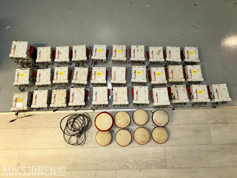 2011 32 stk Leica PowerBox GNSS-mottakere med 8 antenner - 부착물 건설기계 용 : 사진 2 2011 32 stk Leica PowerBox GNSS-mottakere med 8 antenner - 부착물 건설기계 용 : 사진 2