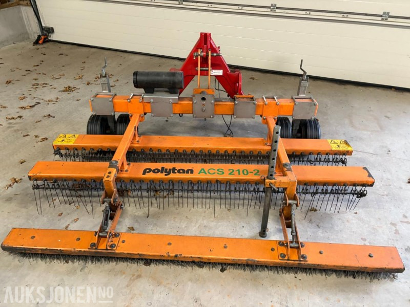 2013 Polytan ACS 210-2 kunstgresspleieaggregat,vedlikeholdsverktøy for kunstgressbaner - 농업용 기계 : 사진 1 2013 Polytan ACS 210-2 kunstgresspleieaggregat,vedlikeholdsverktøy for kunstgressbaner - 농업용 기계 : 사진 1