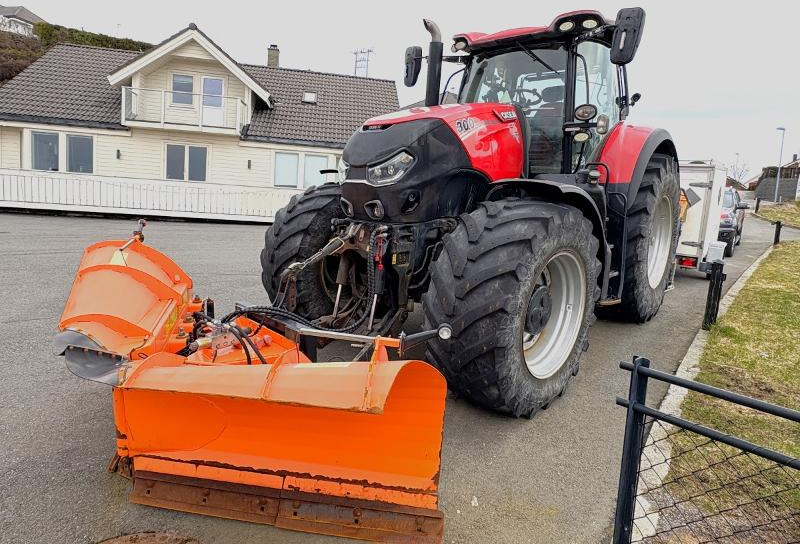 2016 mod CASE IH Optum 300CVX med Pronar PUV-3300M V-plog og Kupper Weiser strøkasse - 장궤형 트랙터 : 사진 1 2016 mod CASE IH Optum 300CVX med Pronar PUV-3300M V-plog og Kupper Weiser strøkasse - 장궤형 트랙터 : 사진 1