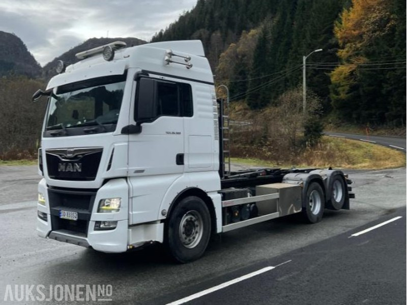 2017 MAN TGX 650 krokløft - KUN 130 000 km - 21 tonn kapasitet på krok - 후크 리프트 트럭 : 사진 1 2017 MAN TGX 650 krokløft - KUN 130 000 km - 21 tonn kapasitet på krok - 후크 리프트 트럭 : 사진 1