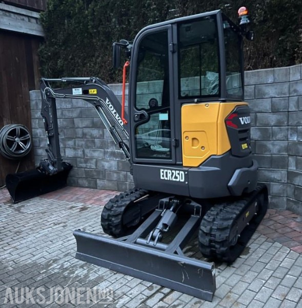 2023 Volvo ECR25D minigraver 9,5 time med NYTT utstyr pigghammer 3 skuffer og smørepistol - 미니 굴삭기 : 사진 1 2023 Volvo ECR25D minigraver 9,5 time med NYTT utstyr pigghammer 3 skuffer og smørepistol - 미니 굴삭기 : 사진 1
