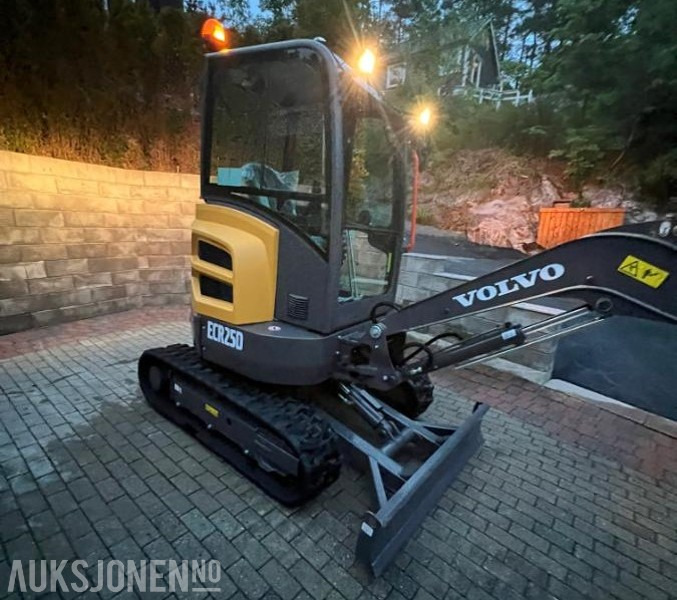 2023 Volvo ECR25D minigraver 9,5 time med NYTT utstyr pigghammer 3 skuffer og smørepistol - 미니 굴삭기 : 사진 4 2023 Volvo ECR25D minigraver 9,5 time med NYTT utstyr pigghammer 3 skuffer og smørepistol - 미니 굴삭기 : 사진 4