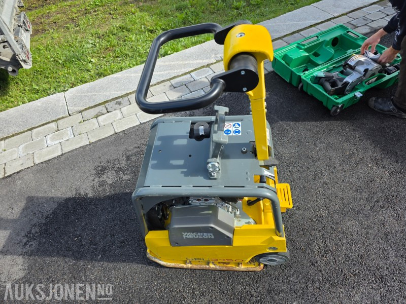 2023 Wacker Neuson DPU3750 Vibroplate 265kg - 4,2kW - 40 arbeidstimer - 롤러 : 사진 2 2023 Wacker Neuson DPU3750 Vibroplate 265kg - 4,2kW - 40 arbeidstimer - 롤러 : 사진 2