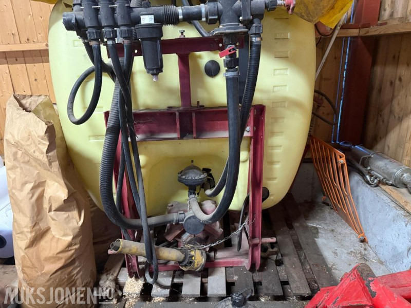 Hardi Åkersprøyte 600liter m/8meters bom - 농업용 기계 : 사진 1 Hardi Åkersprøyte 600liter m/8meters bom - 농업용 기계 : 사진 1