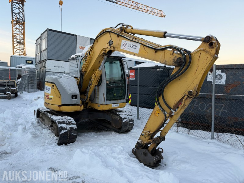 New Holland Kobelco E70SR-1ES – 2007-modell – 7,6 tonns korthekk beltegraver - Rotortilt - 2 skuffer - 굴착기 : 사진 1 New Holland Kobelco E70SR-1ES – 2007-modell – 7,6 tonns korthekk beltegraver - Rotortilt - 2 skuffer - 굴착기 : 사진 1