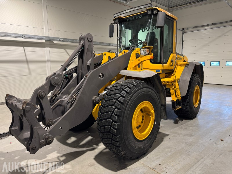 VOLVO L120F HJULLASTER MED SKUFFE, SENTRALSMØRING OG 2 SETT HJUL - 휠 로더 : 사진 1 VOLVO L120F HJULLASTER MED SKUFFE, SENTRALSMØRING OG 2 SETT HJUL - 휠 로더 : 사진 1