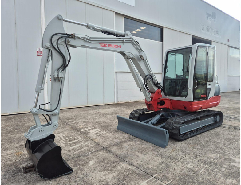 Takeuchi TB250 - 미니 굴삭기 : 사진 3 Takeuchi TB250 - 미니 굴삭기 : 사진 3