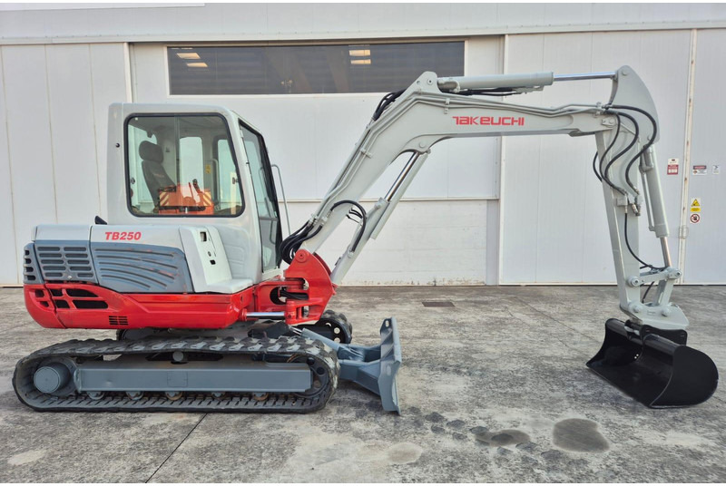 Takeuchi TB250 - 미니 굴삭기 : 사진 2 Takeuchi TB250 - 미니 굴삭기 : 사진 2