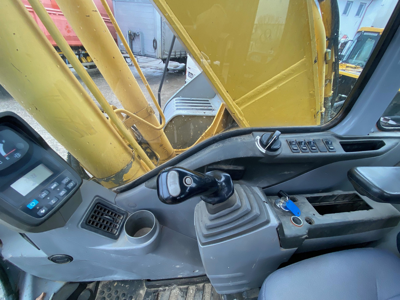 New Holland Kobelco E 215 22 T Klima - 크롤러 굴삭기 : 사진 4 New Holland Kobelco E 215 22 T Klima - 크롤러 굴삭기 : 사진 4