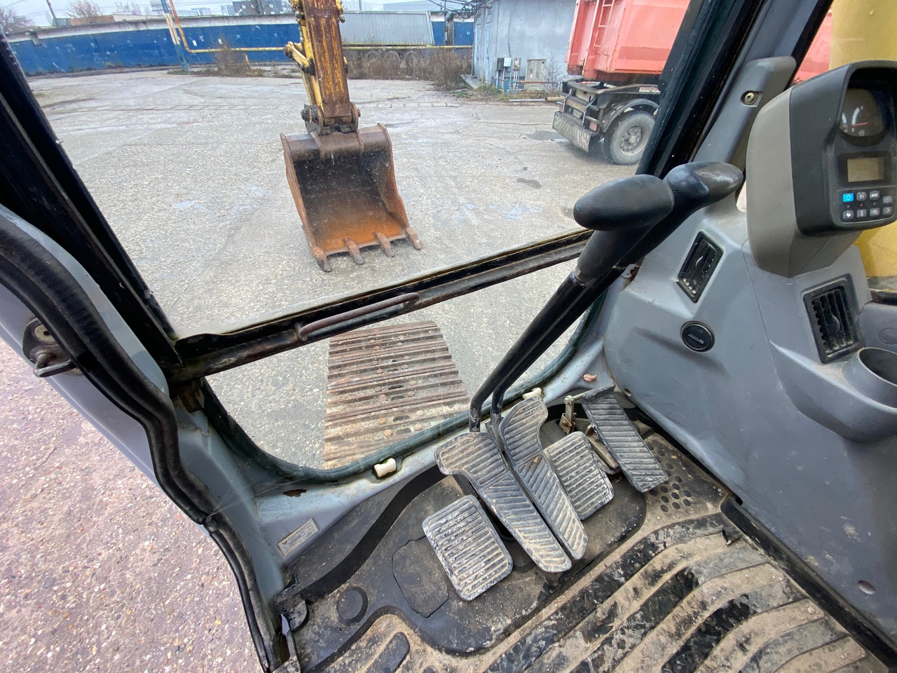 New Holland Kobelco E 215 22 T Klima - 크롤러 굴삭기 : 사진 5 New Holland Kobelco E 215 22 T Klima - 크롤러 굴삭기 : 사진 5