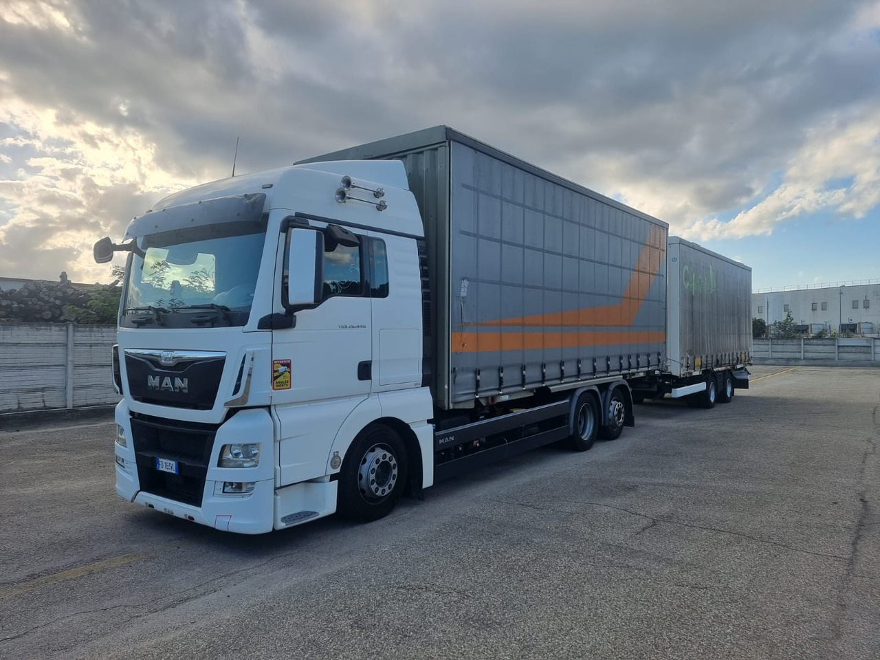 AUTOCARRO PORTACASSE - 2016 - 781000 km MAN TGX 26.440 6x2 - 커튼사이더 트럭, 커튼사이더 트레일러 : 사진 2 AUTOCARRO PORTACASSE - 2016 - 781000 km MAN TGX 26.440 6x2 - 커튼사이더 트럭, 커튼사이더 트레일러 : 사진 2