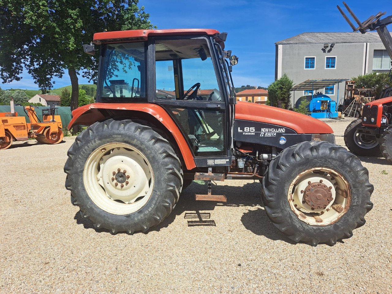 NEW HOLLAND New Holland L85 - 장궤형 트랙터 : 사진 1 NEW HOLLAND New Holland L85 - 장궤형 트랙터 : 사진 1