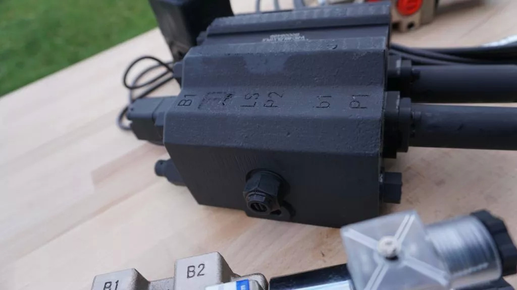 Front loader valve with Load Sensing LS valve 4 function Joystick 90 l/min 24 gp Case IH - 트랙터용 프론트 로더 트럭 용 : 사진 5 Front loader valve with Load Sensing LS valve 4 function Joystick 90 l/min 24 gp Case IH - 트랙터용 프론트 로더 트럭 용 : 사진 5