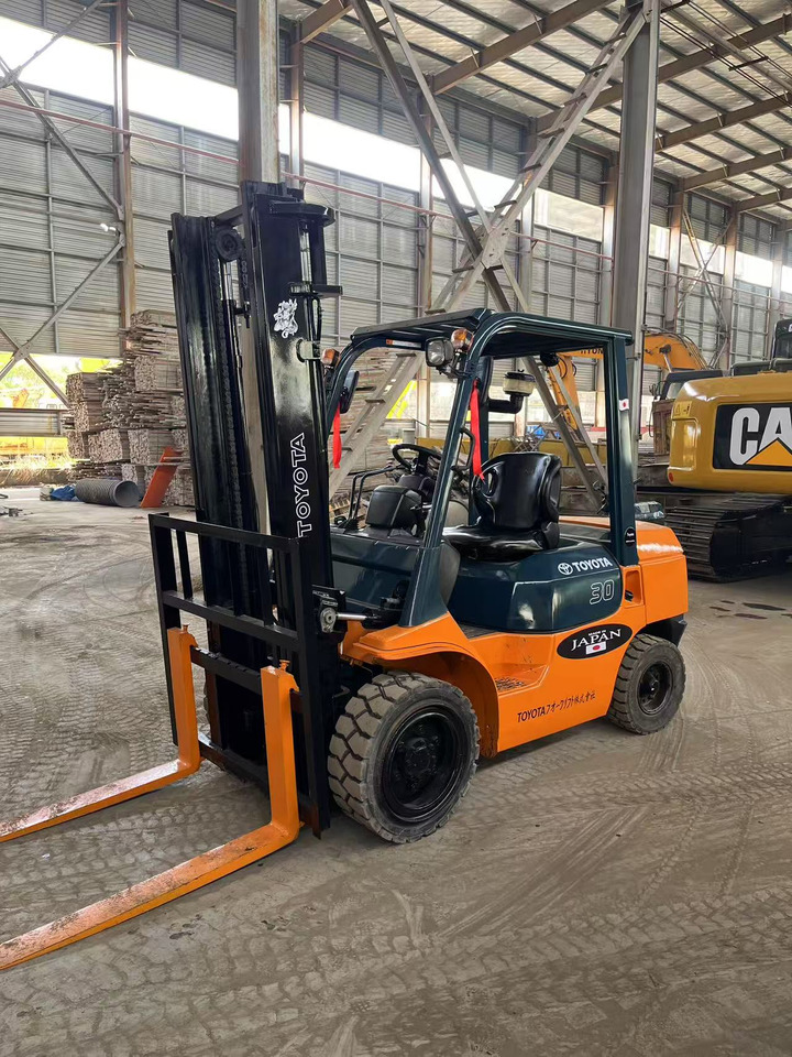 Toyota FD30 Forklift - 디젤 지게차 : 사진 1 Toyota FD30 Forklift - 디젤 지게차 : 사진 1