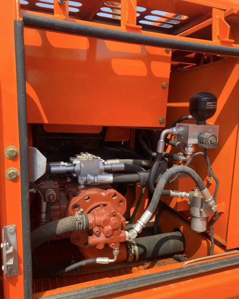 Doosan DH 150 - 크롤러 굴삭기 : 사진 3 Doosan DH 150 - 크롤러 굴삭기 : 사진 3