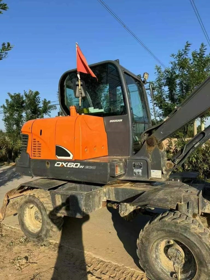 Doosan DX60W - 휠 굴삭기 : 사진 5 Doosan DX60W - 휠 굴삭기 : 사진 5