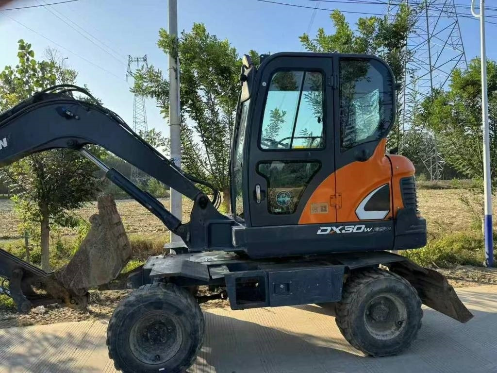 Doosan DX60W - 휠 굴삭기 : 사진 1 Doosan DX60W - 휠 굴삭기 : 사진 1
