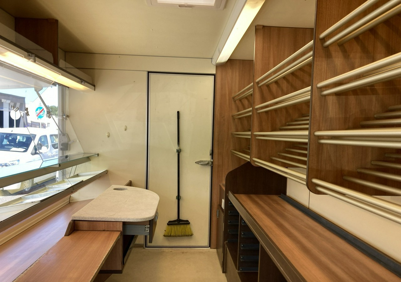 Renault Master Autosklep pieczywa Gastronomiczny Food Truck Foodtruck sklep BORCO20 - 벤딩 트럭 : 사진 3 Renault Master Autosklep pieczywa Gastronomiczny Food Truck Foodtruck sklep BORCO20 - 벤딩 트럭 : 사진 3