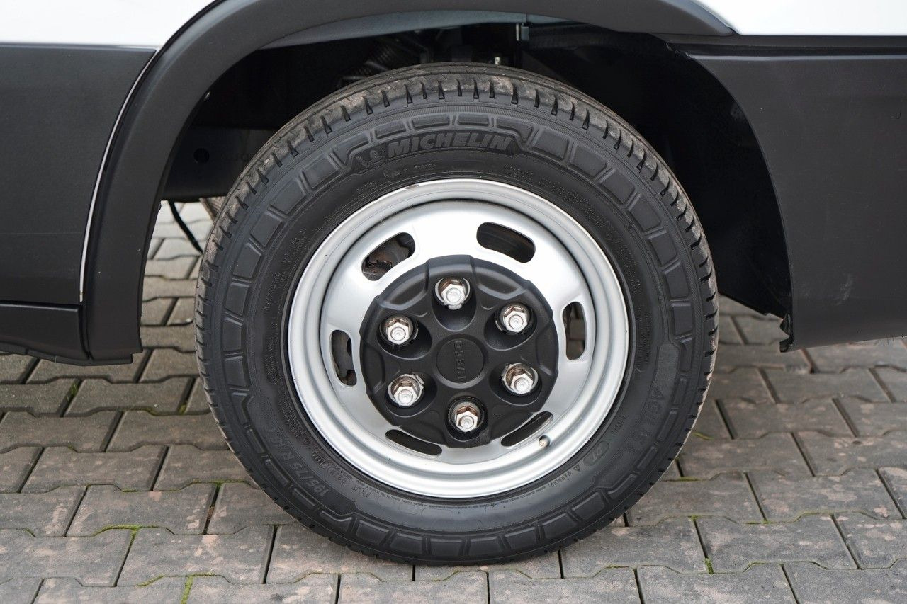 냉동 밴 Iveco DAILY 35-160 / KONTENER 4,25 M / IZOTERMA AUTOM : 사진 18 냉동 밴 Iveco DAILY 35-160 / KONTENER 4,25 M / IZOTERMA AUTOM : 사진 18