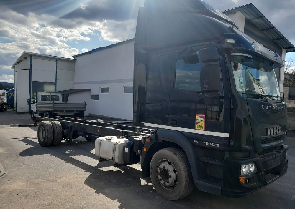 Iveco EUROCARGO 160E28 RAMA DO ZABUDOWY/ LAWETA / MANUAL / - 커튼사이더 트럭 : 사진 2 Iveco EUROCARGO 160E28 RAMA DO ZABUDOWY/ LAWETA / MANUAL / - 커튼사이더 트럭 : 사진 2