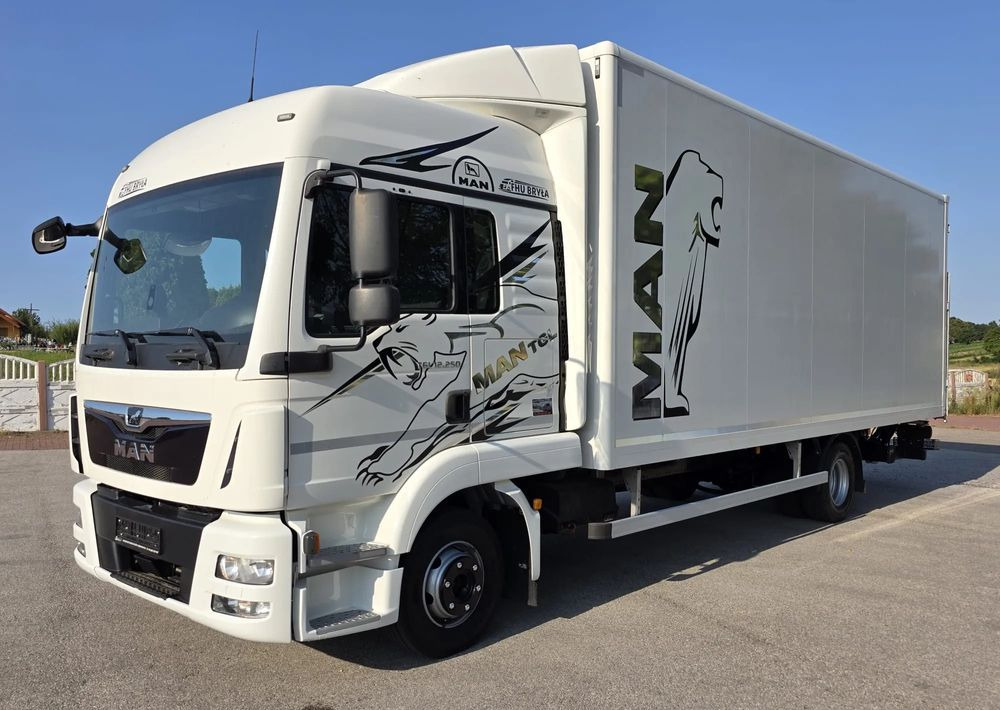 MAN TGL 12.250 / KONTENER / IZOTERMA / WINDA / 2019R / EURO 6 / PEŁEN SERWIS / 6 TON ŁADOWNOŚĆ / SPROWADZONY / ZADBANY / JAK NOWY / KSIĄŻKA SERWISOWA / E6 / 17 PALET - 박스 트럭 : 사진 1 MAN TGL 12.250 / KONTENER / IZOTERMA / WINDA / 2019R / EURO 6 / PEŁEN SERWIS / 6 TON ŁADOWNOŚĆ / SPROWADZONY / ZADBANY / JAK NOWY / KSIĄŻKA SERWISOWA / E6 / 17 PALET - 박스 트럭 : 사진 1
