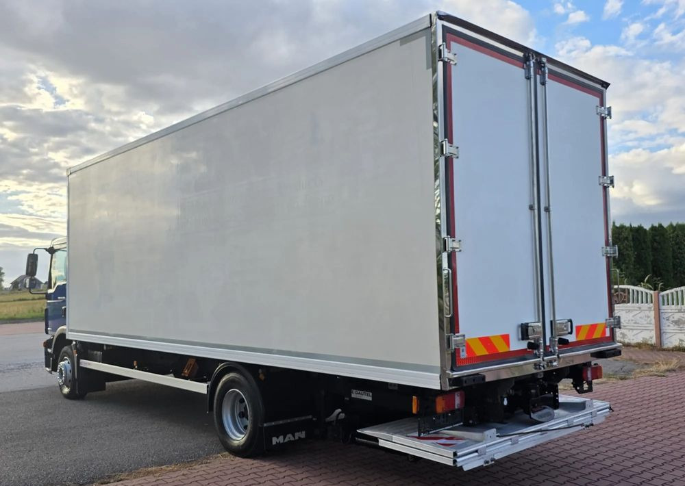 MAN TGM 15.250 / CHŁODNIA / WINDA / 2018 ROK / 230 TYŚ KM / AUTOMAT / SPROWADZONY / E6 / 18 EUROPALET/ - 냉동탑차 : 사진 4 MAN TGM 15.250 / CHŁODNIA / WINDA / 2018 ROK / 230 TYŚ KM / AUTOMAT / SPROWADZONY / E6 / 18 EUROPALET/ - 냉동탑차 : 사진 4