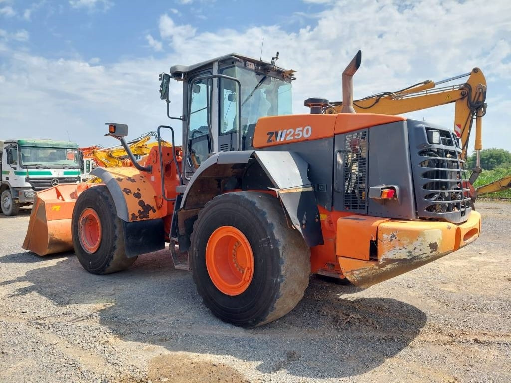 Hitachi ZW250 - 휠 로더 : 사진 4 Hitachi ZW250 - 휠 로더 : 사진 4
